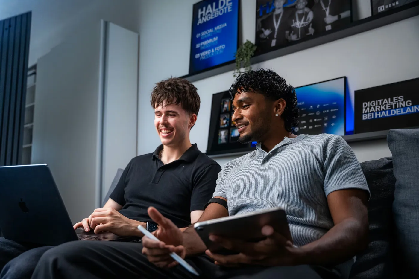 Janis Chatelain und Rojith Ragavan im Loft-Office von Haldelain